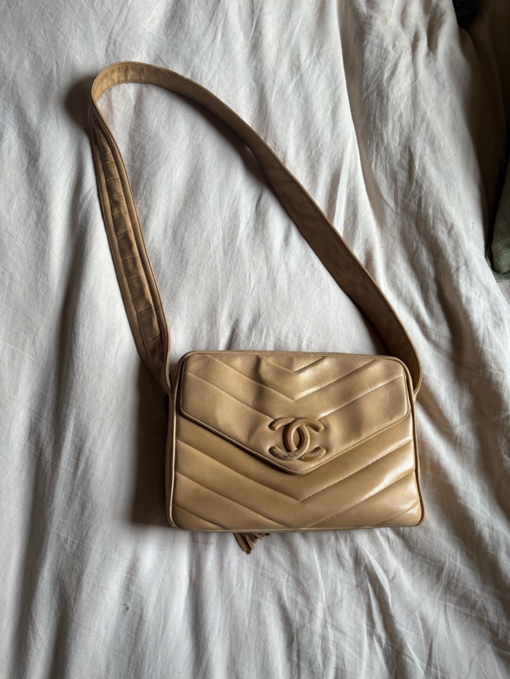 RARE Vintage Lambskin Chanel Beige Logo Chevron Shoulder Bag - Picture 3 of 14
